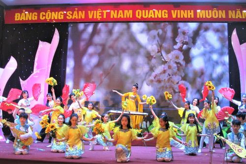 Cô giáo Hà thành tỏa sáng tài năng duyên dáng