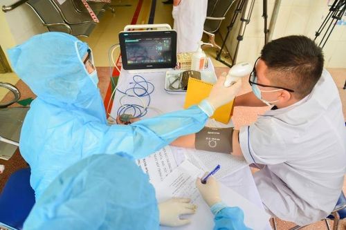 Điện Biên: Tiêm vắc xin phòng Covid-19 cho y, bác sỹ trực tiếp chống dịch