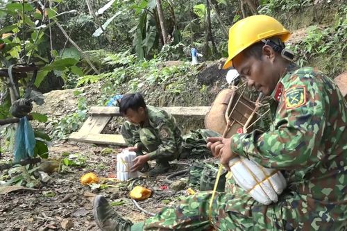 Đà Nẵng: Bộ đội dùng thuốc nổ đánh sập 29 hầm vàng trái phép
