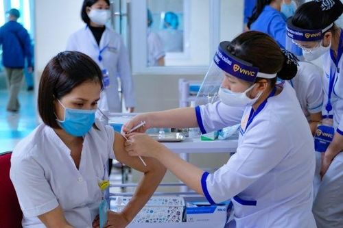 Bình Dương bắt đầu tiêm vắc xin COVID-19 cho người ở tuyến đầu chống dịch