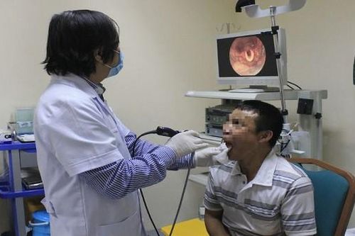 Nghiện thuốc lá từ năm 15 tuổi, người đàn ông mất luôn giọng nói