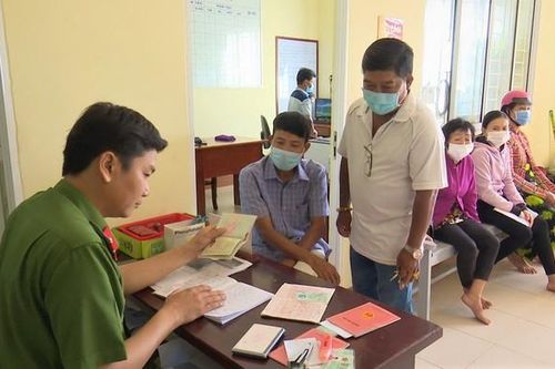 Công an tỉnh Bạc Liêu 'làm hết việc chứ không hết giờ' để cấp CCCD cho dân