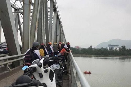 Người đàn ông để lại bức thư rồi nhảy cầu tự vẫn