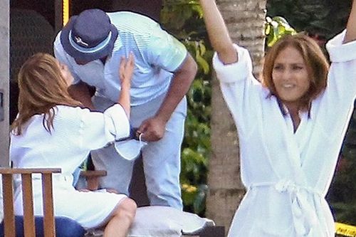 Jennifer Lopez và bồ trẻ ôm hôn tình tứ đập tan tin đồn hủy hôn