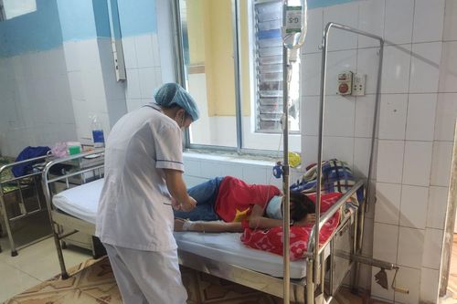 Chơi trò thổi kẹo bong bóng bán ngoài cổng trường, nhiều học sinh nhập viện
