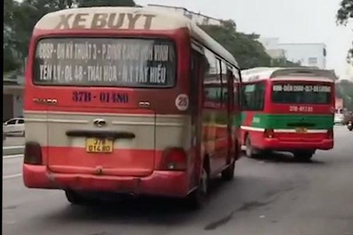 Hãi hùng cảnh xe buýt rượt đuổi, chặn đầu nhau trong TP Vinh