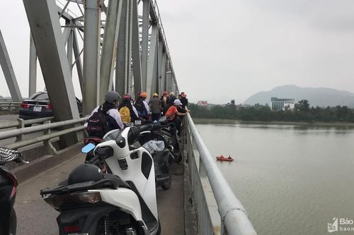 Tìm kiếm người đàn ông nghi nhảy cầu Bến Thủy 1 tự vẫn