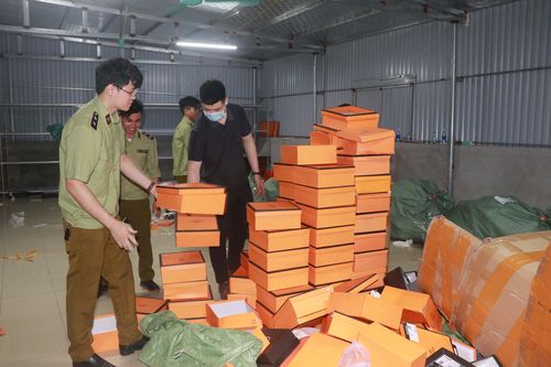 Triệt phá kho hàng giả thương hiệu Hermès 'lớn nhất miền Bắc'