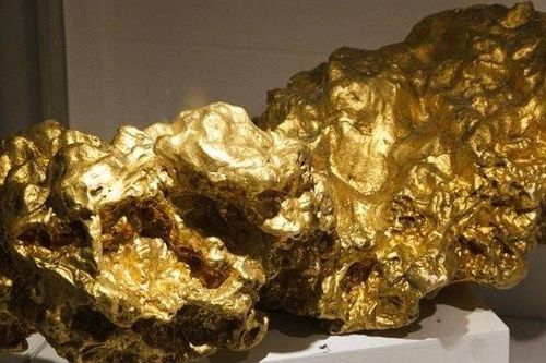 Đào đất trả nợ, anh thợ máy 'vớ bở' cục vàng nguyên khối nặng 10kg