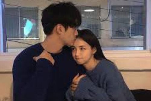 Cầm điện thoại của bạn gái, chàng trai chết điếng với 4 chữ hiện trên màn hình và thái độ không tưởng khi phát hiện bản thân bị 'cắm sừng' đầy đau đớn!