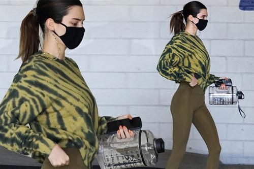 'Siêu mẫu đắt giá nhất thế giới' mặc legging dáng đẹp như tạc tượng trên phố