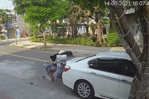 Clip: Mải mê 'hóng' chuyện, 2 nữ sinh đi xe đạp đâm sầm vào xe ô tô đậu bên đường