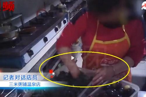 Hãi hùng cảnh nhân viên nhà hàng Trung Quốc bới cháo thừa để nấu lại cho khách