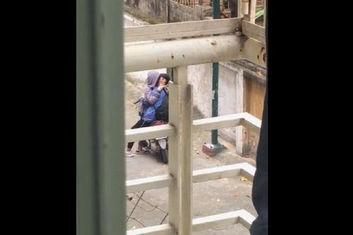Clip: Cặp đôi học sinh mải mê hôn nhau giữa đường khiến nhiều người ngao ngán