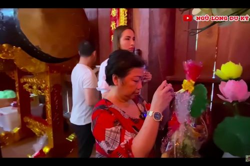Diễn viên Phi Phụng khóc nghẹn, gửi lời xin lỗi đến Chí Tài khi đến viếng 100 ngày của cố nghệ sĩ
