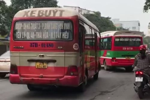 2 xe buýt chèn nhau giữa đường, clip ghi lại sự việc khiến nhiều người nóng mắt