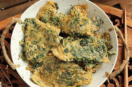 Làm trứng chiên ngải cứu đừng cho lá vào trực tiếp, thêm bước này món ăn ngon lại ít đắng