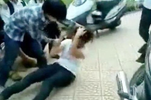 Nữ sinh lớp 10 bị bạn lột áo, kéo lê dưới đường: Công an vào cuộc điều tra