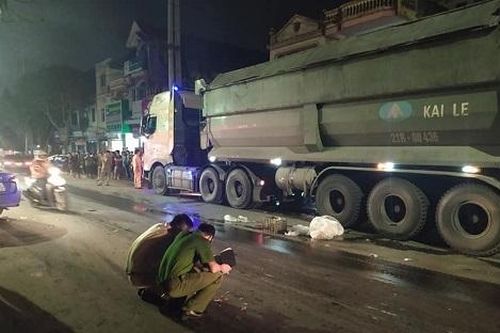 Thái Nguyên: Va quệt với xe con, ngã vào gầm xe đầu kéo, 2 người thương vong