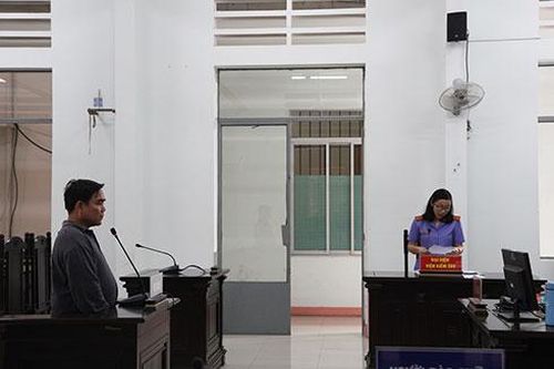 Giật tiền từ tay khách đi xích lô