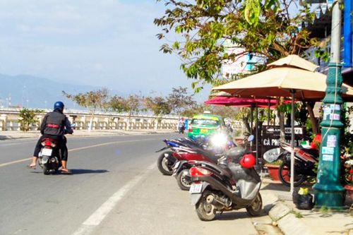 Dựng xe chiếm lòng đường