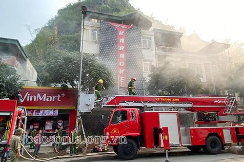 Cháy lớn tại quán hát Karaoke Đức Hiếu 2