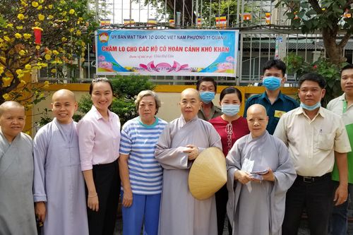 Chùa Sắc Tứ Huệ Lâm tặng quà cho người nghèo