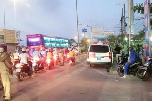 Cô gái đứng trên cầu ở Sài Gòn rồi gieo mình xuống sông