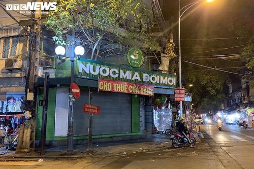 Hàng loạt cửa hàng khắp Hà Nội vẫn đóng cửa im ỉm, 'đắp chiếu' chờ khách thuê