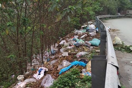 Lối dẫn lên xuống cầu Thăng Long ngập rác thải