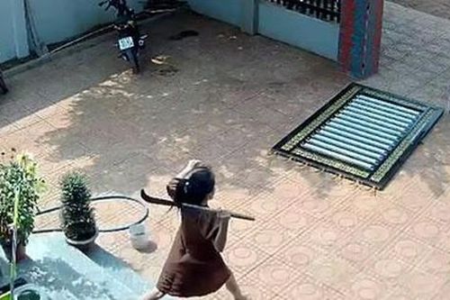 Vợ bầu 5 tháng cầm dao rựa 'bay' ra như phim hành động hỗ trợ chồng chống tên trộm hung tợn