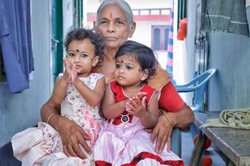 Cuộc sống mẹ góa con côi của cụ bà sinh đôi ở tuổi 73