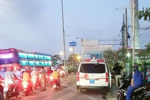 TP.HCM: Cô gái 25 tuổi nhảy cầu tự tử, nhiều người dừng lại theo dõi khiến giao thông ùn tắc