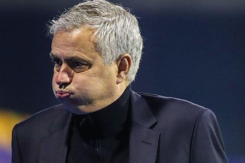 Mourinho vào phòng thay đồ chúc mừng đối thủ