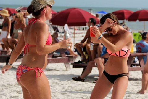 Đám đông tiệc tùng bao vây Miami giữa Covid-19
