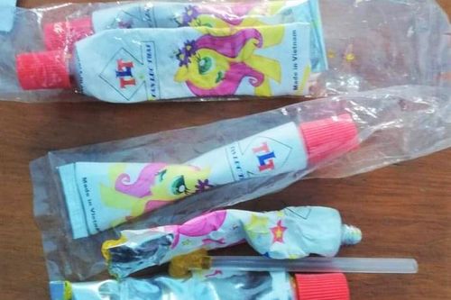 Ba học sinh nhập viện sau khi thổi kẹo bong bóng