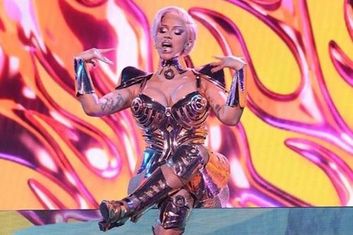 Cardi B diện trang phục nặng 8 kg ở màn biểu diễn phản cảm