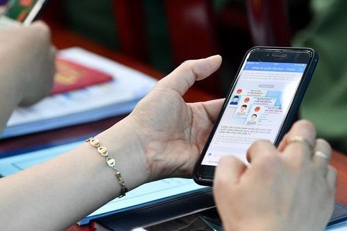 Quận Tân Phú cập nhật thông tin làm căn cước gắn chip qua Zalo