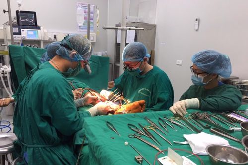 Nam thanh niên bị bê tông đè nát cẳng chân