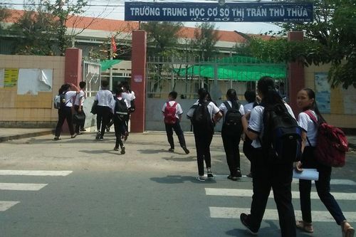 Phụ huynh xông vào trường đánh bạn học của con để dằn mặt