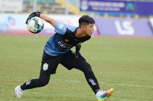Thủ môn Cần Thơ ăn mừng kiểu khiêu khích trọng tài
