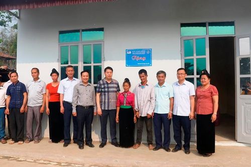 Trao nhà tặng đồng bào dân tộc thiểu số hoàn cảnh khó khăn