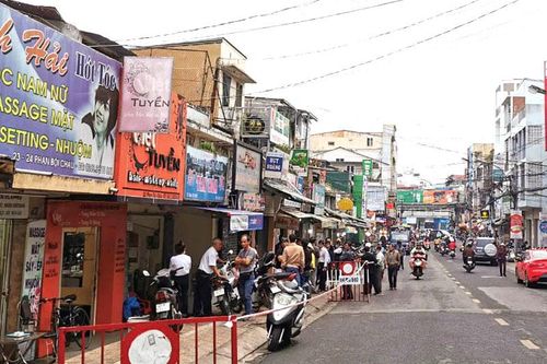 Di dời khẩn cấp bốn hộ dân do sạt lở ta-luy tại Đà Lạt