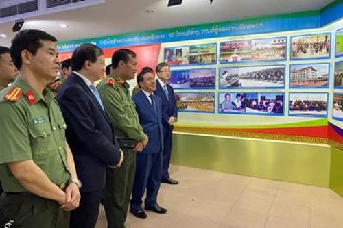 Triển lãm hơn 300 hình ảnh, tài liệu, hiện vật về lực lượng Công an nhân dân Lào - Việt Nam