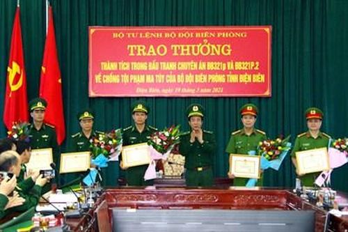 Bộ tư lệnh Bộ đội Biên phòng trao thưởng các đơn vị phá 2 chuyên án ma túy lớn ở Điện Biên