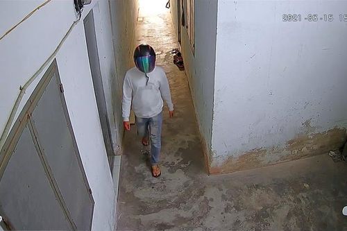 'Lật mặt' gã đạo chích giấu mặt trong chiếc mũ bảo hiểm phản quang