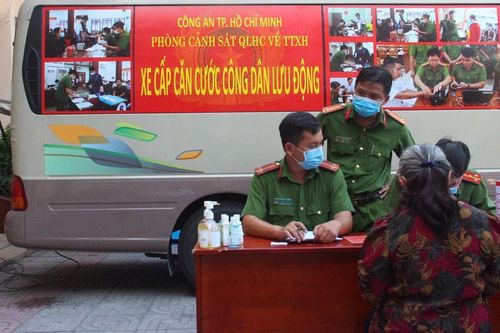 Nhiều người già, trẻ em được xe cấp CCCD lưu động 'phục vụ' tới đêm ở TP Thủ Đức