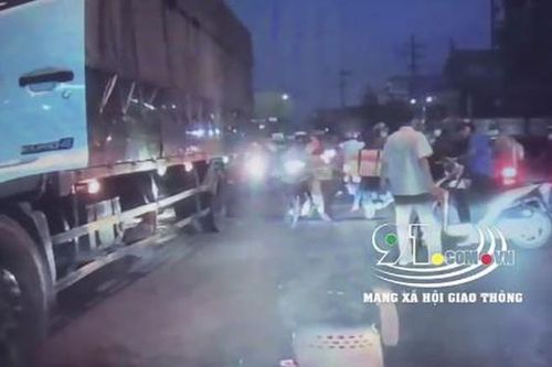 Tài xế ô tô tải cầm dao nhảy xuống đường dằn mặt thanh niên