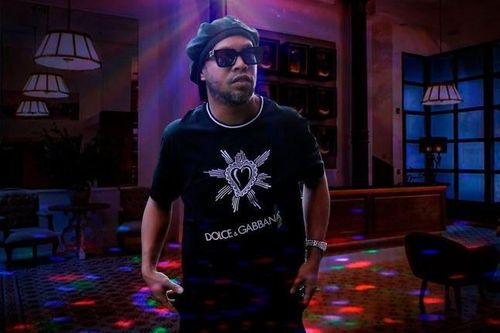 Ronaldinho có cuộc sống bê tha