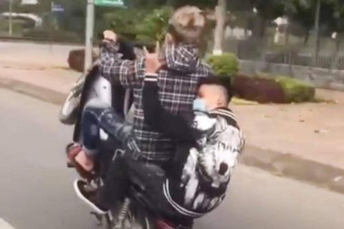 Lào Cai: Triệu tập nam thanh niên bốc đầu xe máy trên đại lộ Trần Hưng Đạo